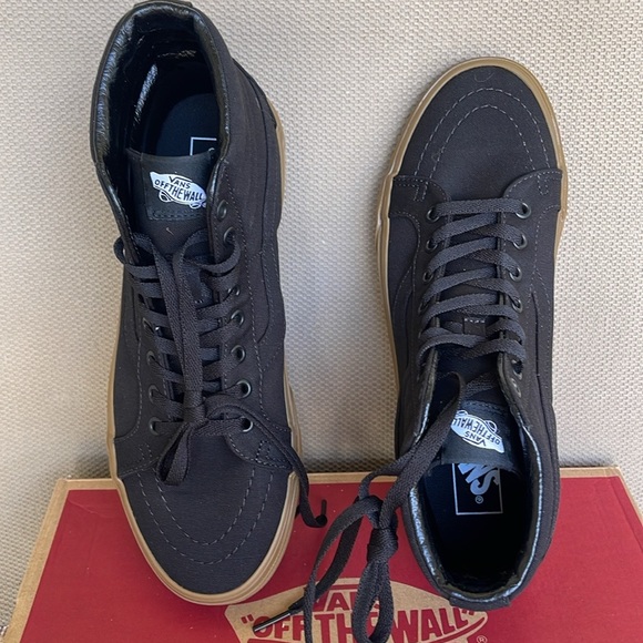Vans Men’s Sk8-Hi Reissue (Canvas Gum) Black/Lghtgm
VN0A2XSBL0D
Sneakers - Picture 11 of 16